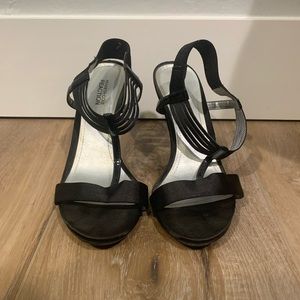 Kenneth Cole Reaction heels in Black. Super comfortable! 2.5” heel.